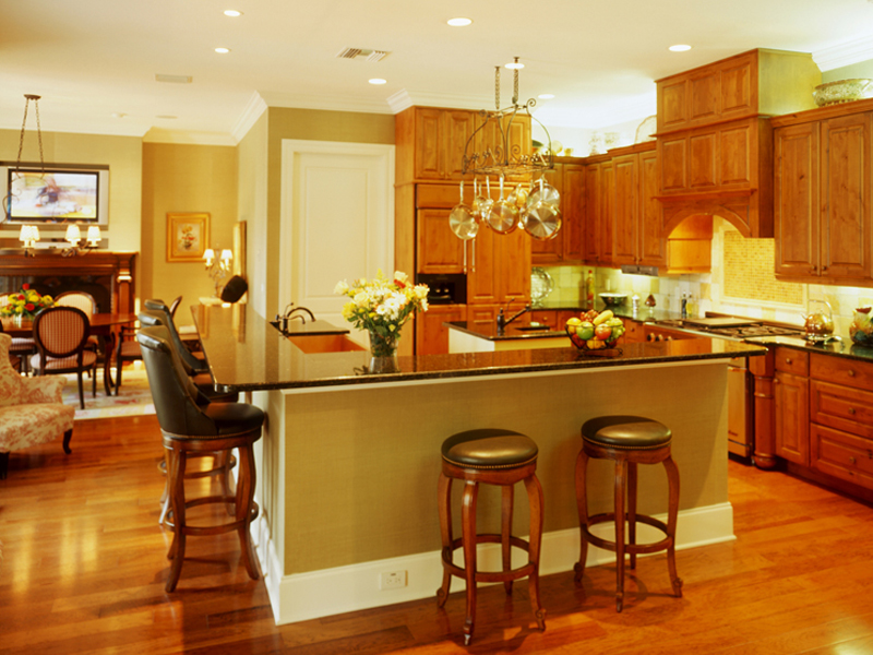 Relaxed kitchen floor plan with dining space nearby.