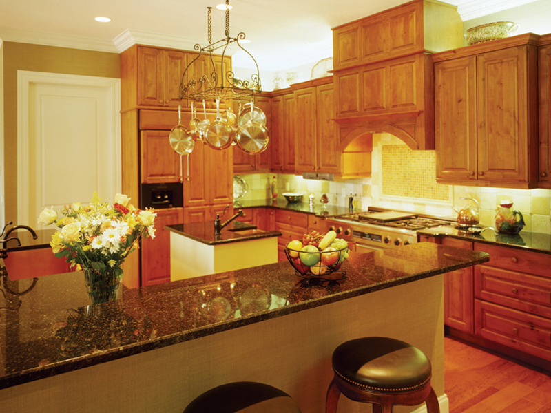 Relaxed kitchen floor plan with dining space nearby.