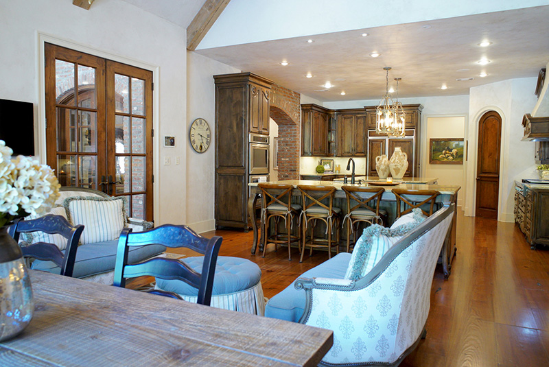 Southern House Plan Great Room Photo 01 - Glengarrie Luxury Home 055D-0983 - Search House Plans and More